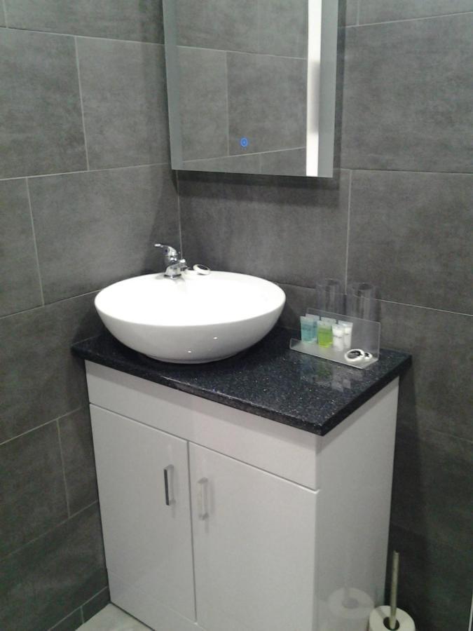 Lady Charlotte Guest Rooms Triple Rooms Dowlais Exteriör bild