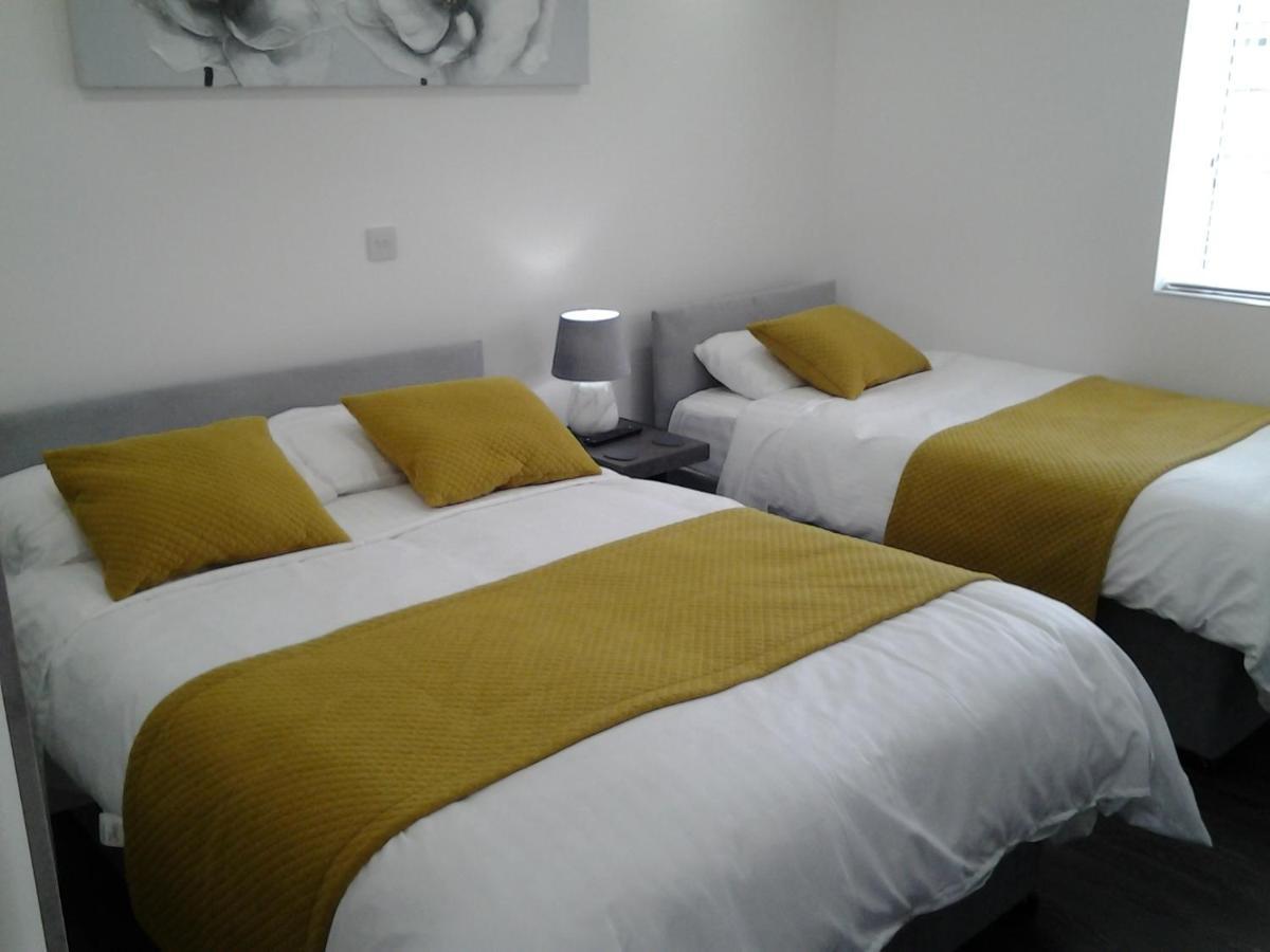 Lady Charlotte Guest Rooms Triple Rooms Dowlais Exteriör bild