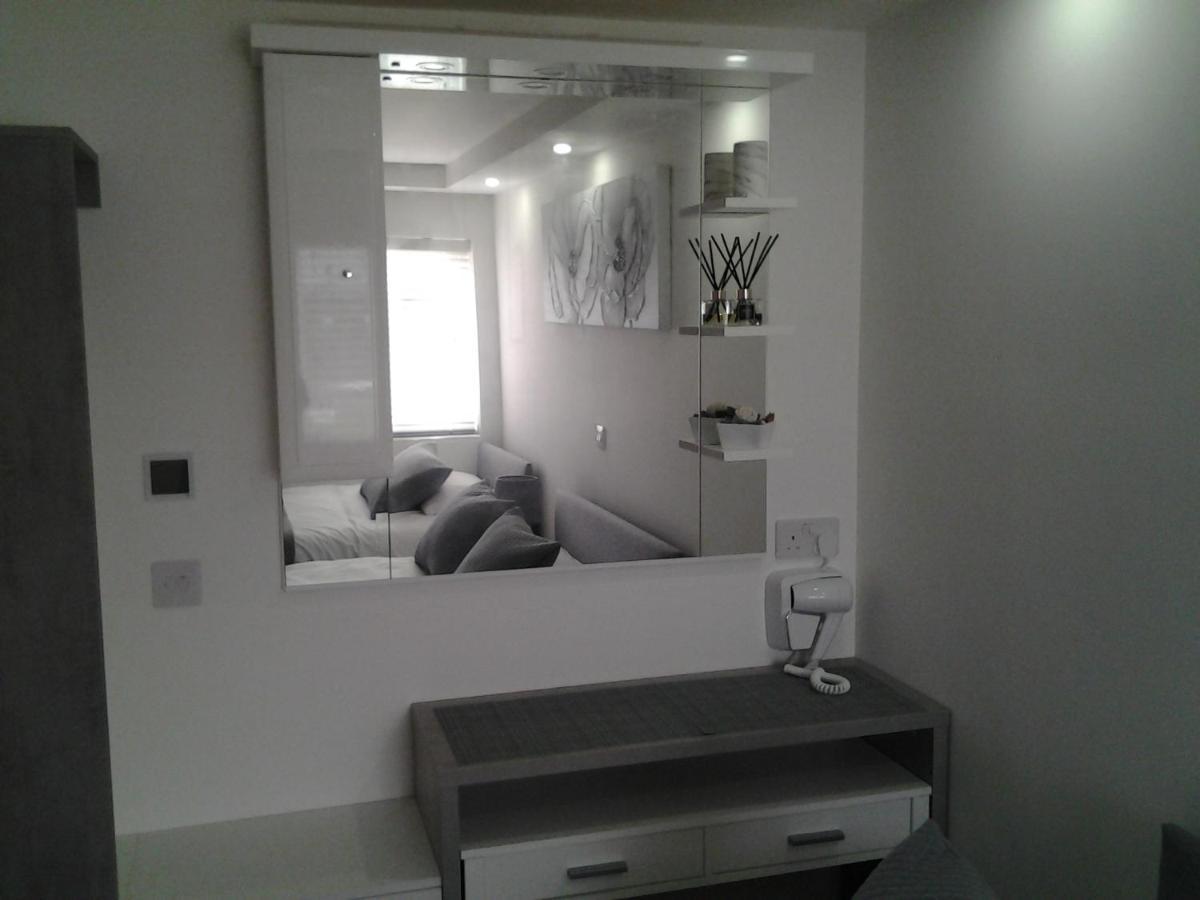 Lady Charlotte Guest Rooms Triple Rooms Dowlais Exteriör bild